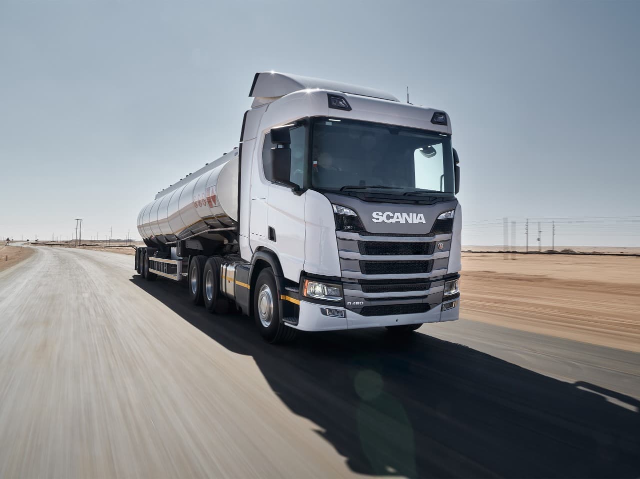 Dry cargo transport truck